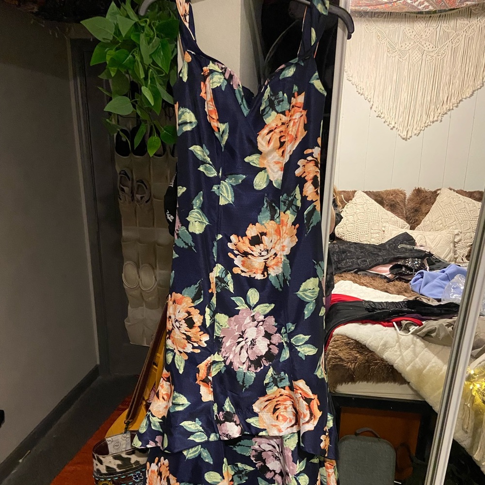 Spicy floral gown that makes your curves look soo good! Perfect for prom! Size 3